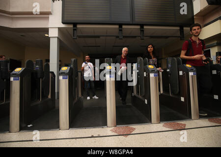 Menschen zu Fuß durch Clapham Junction Station in London bei Stromausfall, Die "apokalyptische "Rush-hour Szenen in England und Wales, mit Ampel und Züge zum Stillstand verursacht hat. Stockfoto