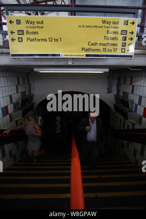 Menschen zu Fuß durch Clapham Junction Station in London bei Stromausfall, Die "apokalyptische "Rush-hour Szenen in England und Wales, mit Ampel und Züge zum Stillstand verursacht hat. Stockfoto