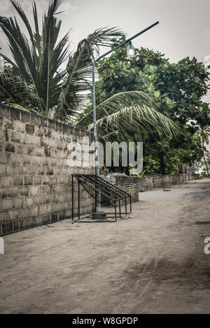 Leere Straße in traditionellen maledivischen Dorf auf der Insel, das Baa Atoll Fehendhoo Stockfoto