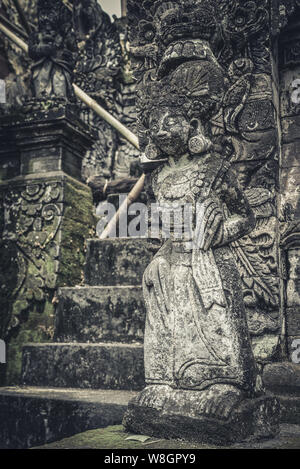 Skulptur von Frau in Pura Dalem Segara Madhu, balinesischen hinduistischen Tempel im Norden von Bali, Indonesien. Stockfoto