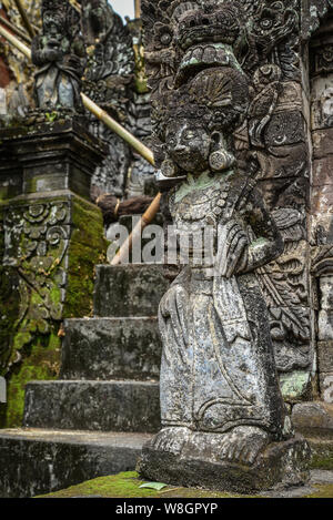 Skulptur von Frau in Pura Dalem Segara Madhu, balinesischen hinduistischen Tempel im Norden von Bali, Indonesien. Stockfoto