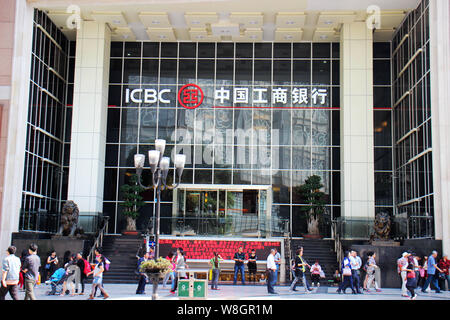 ---- Fußgänger vorbei ein Zweig der ICBC (Industrielle und kommerzielle Bank von China) in Chongqing, China, 11. Oktober 2015. Die Industrie- und Stockfoto
