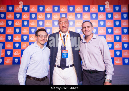 Joseph Tsai, Links, Mitbegründer und Executive Vice Chairman der Alibaba Group, und Pac-12 Kommissar Larry Scott, rechts, Pose auf einer Pressekonferenz zu Stockfoto