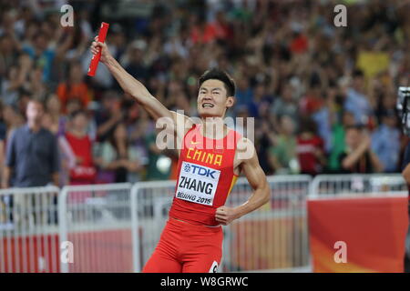 Zhang Peimeng von Chinas Männer 4x100m Staffel Team feiert nach dem Gewinn der Vizemeister der Männer 4x100m Staffel finale während der Beijing 2015 IAAF W Stockfoto