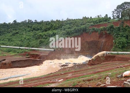 (190809) - Hanoi, August 9, 2019 (Xinhua) - ein Reservoir Einleitungen Wasser seine Sicherheit in der Provinz Dak Nong zu gewährleisten, Vietnam, am Aug 9, 2019. Ab Freitag Nachmittag, Überschwemmungen und Erdrutsche in dem zentralvietnamesischen Hochland Region acht Menschen getötet hatte, erklärte, dass das Land Zentralausschuss zur Vorbeugung von Naturkatastrophen und Kontrolle. (VNA über Xinhua) Stockfoto