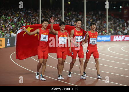 (Von links) Xie Zhenye, Su Bingtian, Zhang Peimeng und Mo Youxue von Chinas Männer 4x100m-Staffel der Feiern nach dem Gewinn der Vizemeister bei den Herren Stockfoto