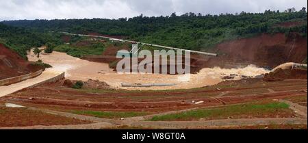 (190809) - Hanoi, August 9, 2019 (Xinhua) - ein Reservoir Einleitungen Wasser seine Sicherheit in der Provinz Dak Nong zu gewährleisten, Vietnam, am Aug 9, 2019. Ab Freitag Nachmittag, Überschwemmungen und Erdrutsche in dem zentralvietnamesischen Hochland Region acht Menschen getötet hatte, erklärte, dass das Land Zentralausschuss zur Vorbeugung von Naturkatastrophen und Kontrolle. (VNA über Xinhua) Stockfoto