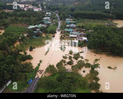 (190809) - Hanoi, August 9, 2019 (Xinhua) - Das Foto auf Aug 8, 2019 zeigt Überschwemmungen durch heftige Regenfälle überflutet Straßen und Wohngebiete in der Provinz Lam Dong, Vietnam ausgelöst. Ab Freitag Nachmittag, Überschwemmungen und Erdrutsche in dem zentralvietnamesischen Hochland Region acht Menschen getötet hatte, erklärte, dass das Land Zentralausschuss zur Vorbeugung von Naturkatastrophen und Kontrolle. (VNA über Xinhua) Stockfoto