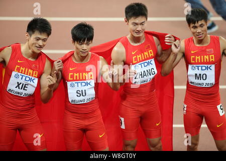 (Von links) Xie Zhenye, Su Bingtian, Zhang Peimeng und Mo Youxue von Chinas Männer 4x100m-Staffel der Feiern nach dem Gewinn der Vizemeister bei den Herren Stockfoto