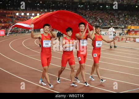 (Von links) Xie Zhenye, Su Bingtian, Zhang Peimeng und Mo Youxue von Chinas Männer 4x100m-Staffel der Feiern nach dem Gewinn der Vizemeister bei den Herren Stockfoto