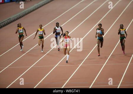 Allyson Felix der Vereinigten Staaten, front, konkurriert in der Frauen 400 m-Finale während der Beijing IAAF World Championships 2015 im National Stadion Stockfoto