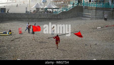 Brighton, UK. 9 Aug, 2019. Brighton Rettungsschwimmer sammeln bis die rote Gefahr Warnung Flaggen am Strand von Brighton als ungewöhnlich nassen und windigen Wetter breitet sich über Teilen des Vereinigten Königreichs an diesem Abend mit Netzteile erwartet beeinflußt zu werden. Foto: Simon Dack/Alamy leben Nachrichten Stockfoto