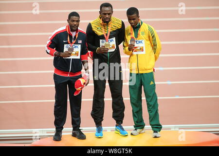 (Von links) Silbermedaillengewinner Justin Gatlin, der Vereinigten Staaten, goldmedallist Usain Bolt aus Jamaika und bronzemedallist Anaso Jobodwana von South Afric Stockfoto