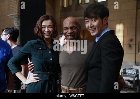 (Von links) chinesische Modell und Gastgeberin Li Ai, ehemaliger US-amerikanischer Boxer Mike Tyson und chinesischen Schauspieler Li Xuedong darstellen, während einer Veranstaltung für die Medien Stockfoto