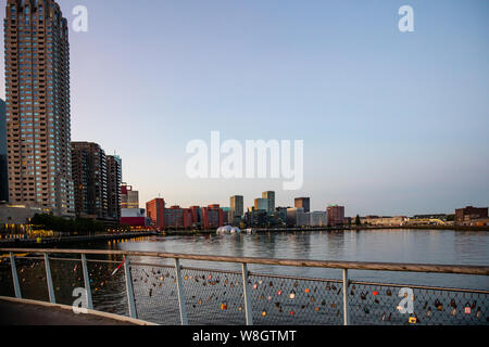 Rotterdam Niederlande Juni 29, 2019. Rotterdam City Waterfront Wolkenkratzer, Reflexionen auf dem Wasser, Sonnenuntergang, blue Clear Sky. Blick von der bridg Stockfoto