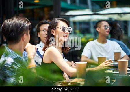 Jungen asiatischen nach Freunden entspannen im freien Kaffee shop Stockfoto