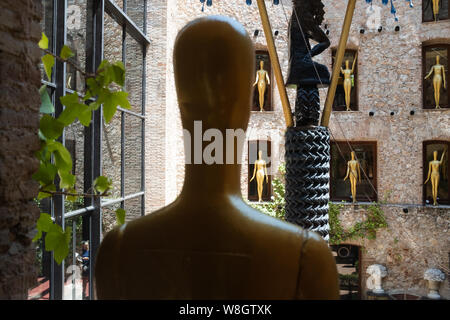 Salvador Dalì's Theater Museum, Figueres, Spanien: verschwommene Nahaufnahme der goldenen Statue und teilweise mit Blick auf den offenen Hof, im Hintergrund. Stockfoto