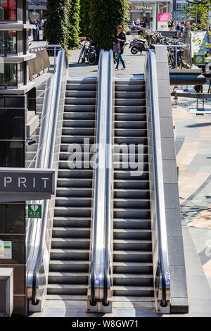 Rotterdam, Niederlande, 27. Juni 2019. Outdoor Rolltreppe im Zentrum der Stadt, in der sonnigen Tag Stockfoto