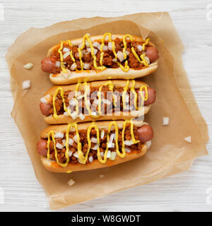 Hausgemachte Coney Island Hot Dog, Ansicht von oben. Overhead, von oben, flach. Close-up. Stockfoto