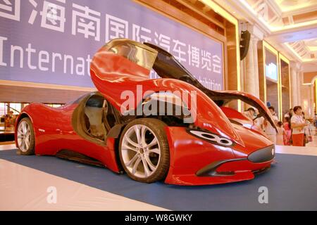 Besucher Blick auf die hausgemachten elektrischen Sportwagen von jungen Chinesen Chen Yinxi während der 2015 Hainan Internationalen Automobil- Ausstellung ein Stockfoto