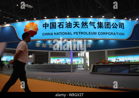 ---- Ein Besucher an den Stand der CNPC (China National Petroleum Corporation), die Muttergesellschaft von PetroChina, während einer Ausstellung in Chong Stockfoto
