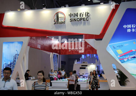 ---- Leute besuchen Sie den Stand von Sinopec während einer Ausstellung in Chongqing, China, 30. Mai 2015. Peking - auf der Grundlage von Öl und Gas Unternehmen Sinopec verkündete am Stockfoto