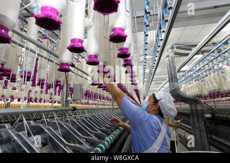 ---- Eine weibliche chinesischer Arbeiter übernimmt Produktion von Garn in einer Textilfabrik in Nantong City, die exportiert werden sollen, der ostchinesischen Provinz Jiangsu, 12. Mai Stockfoto