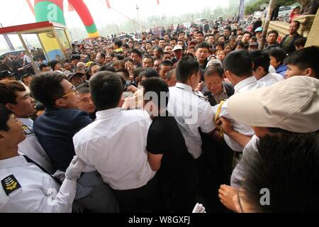 Security Guards halten Um während einer Werbeveranstaltung von einer Firma in Binzhou City, East China ¯ s der Provinz Shandong, den 3. Mai 2015. Oma und Opa Stockfoto