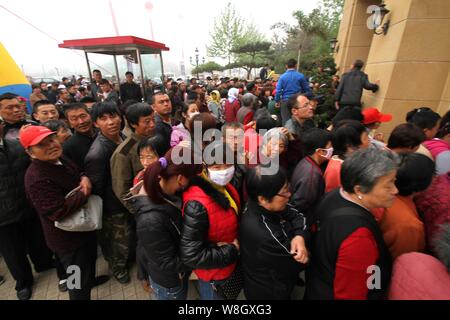 Lokale chinesische Bewohner Warteschlange frei, Reis und Öl während einer Werbeveranstaltung von einer Firma in Binzhou Stadt, East China ¯ s der Provinz Shandong, 3 M Stockfoto