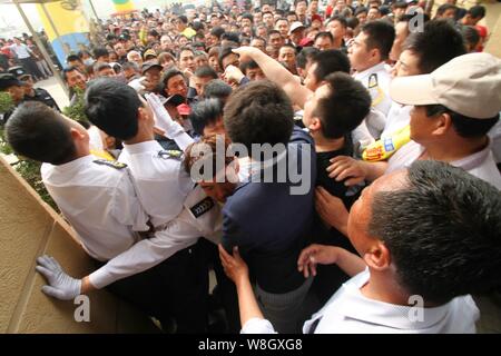 Security Guards halten Um während einer Werbeveranstaltung von einer Firma in Binzhou City, East China ¯ s der Provinz Shandong, den 3. Mai 2015. Oma und Opa Stockfoto