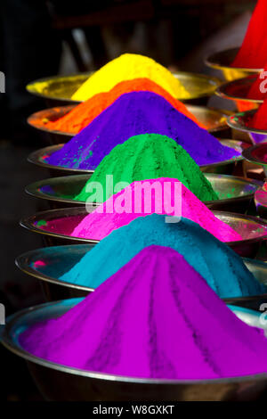 Pulverisierte Farbstoffe in verschiedenen Farben zum Verkauf an der Devaraja Market, Mysore, Karnataka, Indien Stockfoto