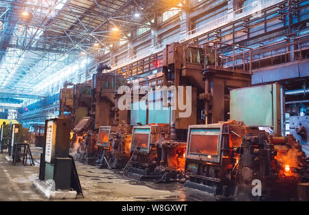 Hot Steel auf Traverse im Stahlwerk. Stockfoto