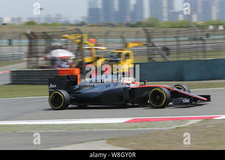 Britische F1 Fahrer Jenson Button von McLaren Honda lenkt sein Auto während einer Übung in die 2015 Formel 1 Grand Prix von China auf dem Shanghai In Stockfoto