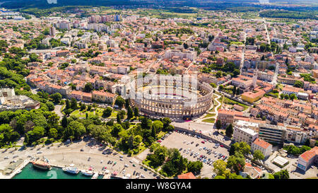 Pula Antenne drone erschossen. Die Arena ist das einzige noch verbliebene römische Amphitheater vier seitlichen Türme zu haben und mit allen drei römischen architektonischen Aufträge enti Stockfoto