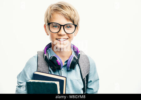 Freundliche blonde Schüler in Gläsern lächelnd Stockfoto