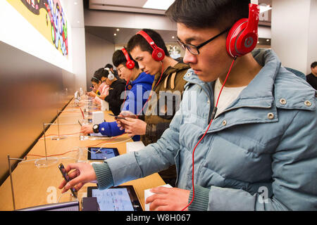 ------ Chinesische Kunden versuchen, iPod Touch elektronische Geräte im Apple Store an der MixC (Mix Stadt) Einkaufszentrum in Zhengzhou City, Central Stockfoto