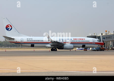--FILE - eine Boeing 737-800 Düsenflugzeug von China Eastern Airlines abgebildet ist am Internationalen Flughafen Wuhan Tianhe in Wuhan City, Central China Hube Stockfoto