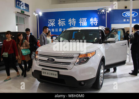 ---- Besucher ausprobieren oder an einem Ford Explorer während eines Auto Show in Beijing City, South China Hainan Provinz, 22. März 2014. Ford (China) wi Stockfoto