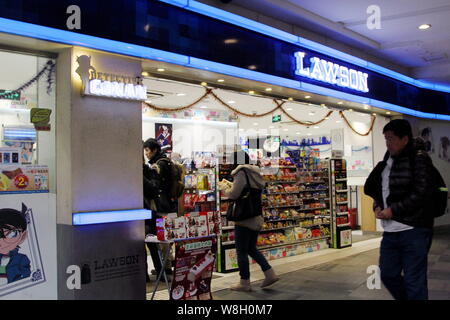 ------ Chinesische Kunden Einkaufen in einem Supermarkt von Lawson in Shanghai, China, 24. Dezember 2013. Es kann sich wie es ist ein Lebensmittelgeschäft Stockfoto