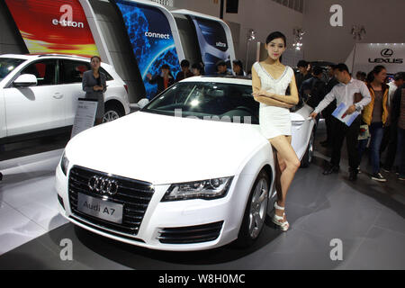 ---- Ein Modell wirft mit einen Audi A 7 bei einem Auto Show in Beijing City, South China Hainan Provinz, 22. März 2014. Deutsche Autohersteller Volkswagen Stockfoto