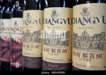 ------ Flaschen Changyu trockener Rotwein sind für den Verkauf in einem Supermarkt in Nantong City, East China Jiangsu Provinz, 22. Juni 2013. Im Einklang mit Ove Stockfoto