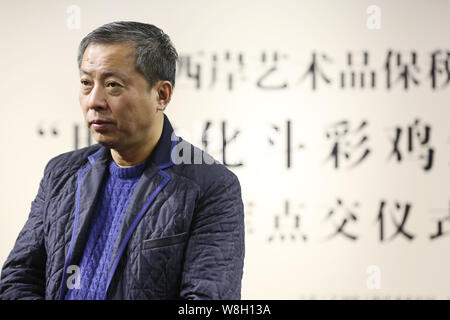 ------ Chinesischer Milliardär Kunstsammler Liu Yiqian, Gründer von Lange Museum, stellt vor der Enthüllung der Porzellan Huhn Tasse der Ming Dynastie (13. Stockfoto