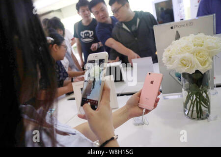 Kunden von Apple iPhone 6s und 6s Plus smartphones in einer Filiale von China Unicom in Shanghai, China, 25. September 2015. Das neue iPhone 6s und Stockfoto