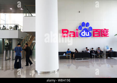 ---- Leute besuchen die Zentrale von Baidu Inc. in Peking, China, 14. Mai 2015. Chinas größte Suchmaschinenbetreiber Baidu sagte heute online s Stockfoto