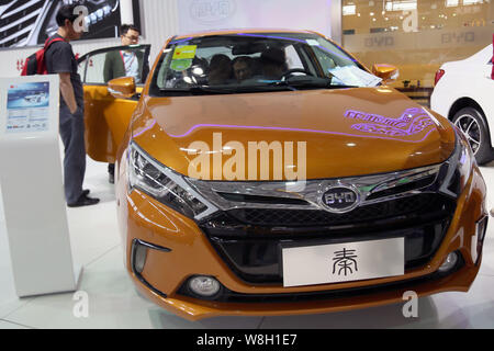 ---- Besucher Blick an oder probieren Sie einen BYD Qin hybrid Autos während der China International Industry Fair 2014 in Shanghai, China, 4. November 2014. Chi Stockfoto