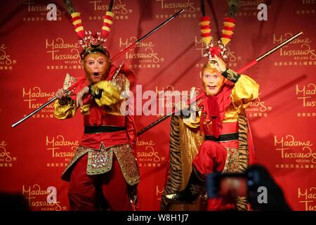 Chinesische Schauspieler Zhang Jinlai, besser bekannt unter seinem Künstlernamen Liu Xiao Ling Tong bekannt, tragen das Kostüm von Monkey King, Links, wirft mit einer Monkey King Wachs Stockfoto