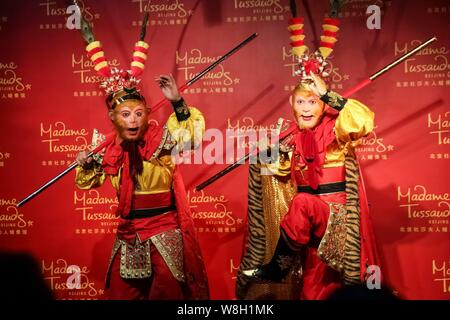 Chinesische Schauspieler Zhang Jinlai, besser bekannt unter seinem Künstlernamen Liu Xiao Ling Tong bekannt, tragen das Kostüm von Monkey King, Links, wirft mit einer Monkey King Wachs Stockfoto