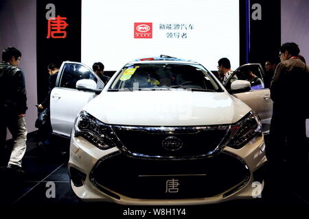 ---- Besucher ausprobieren oder an einen BYD Tang Plug-in Hybrid-SUV im 17. China International Industry Fair in Shanghai, China, 4. November 201 Stockfoto