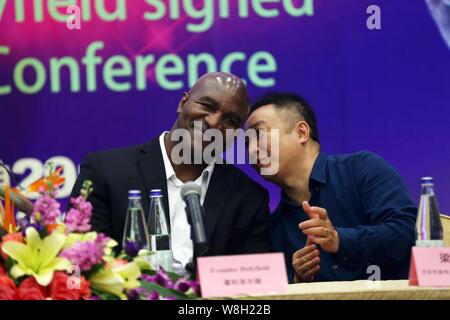 Amerikanischer Box-Weltmeister Evander Holyfield, gelassen, hört auf ein Executive bei einer Pressekonferenz und Signaturereignis senior VIP-Mitglied zu werden. Stockfoto