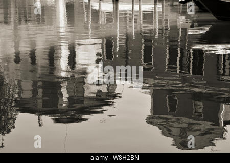 Schöne Venedig durch schwarze und weiße Reflexionen. Italien Stockfoto